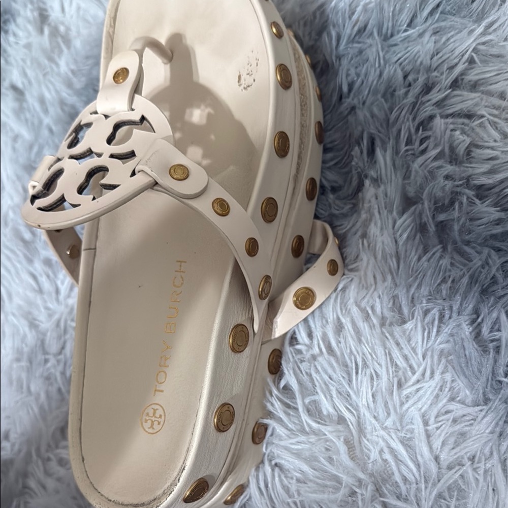 Tory Burch Cream Sandals with Iconic Medallion Design - Picture 3 of 3